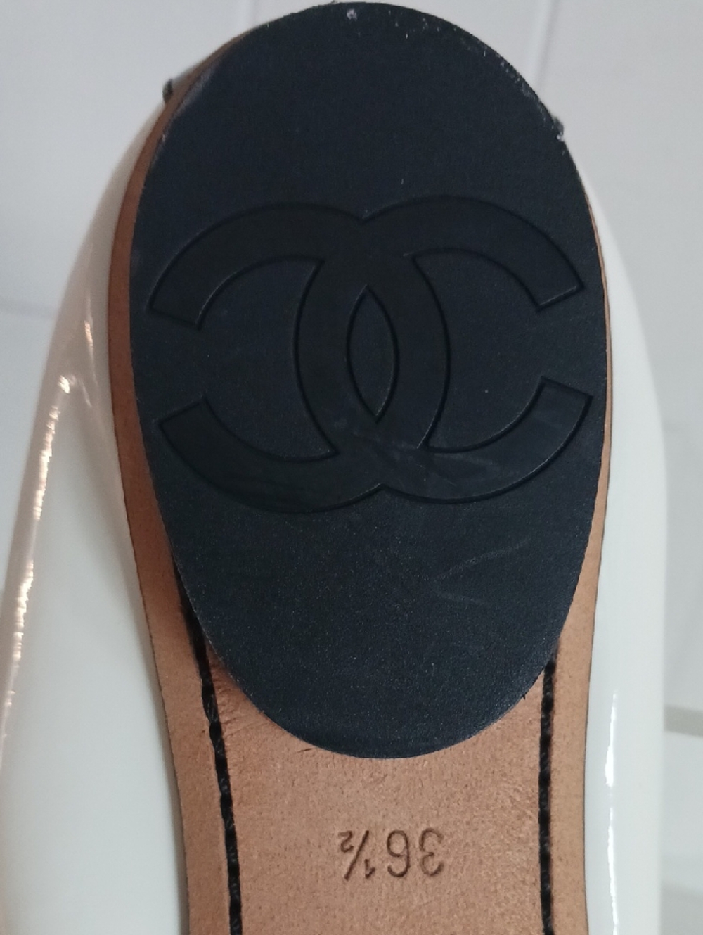 CHANEL NEW WHITE/ BLK PATENT BALLET FLATS. - Picture 6 of 9